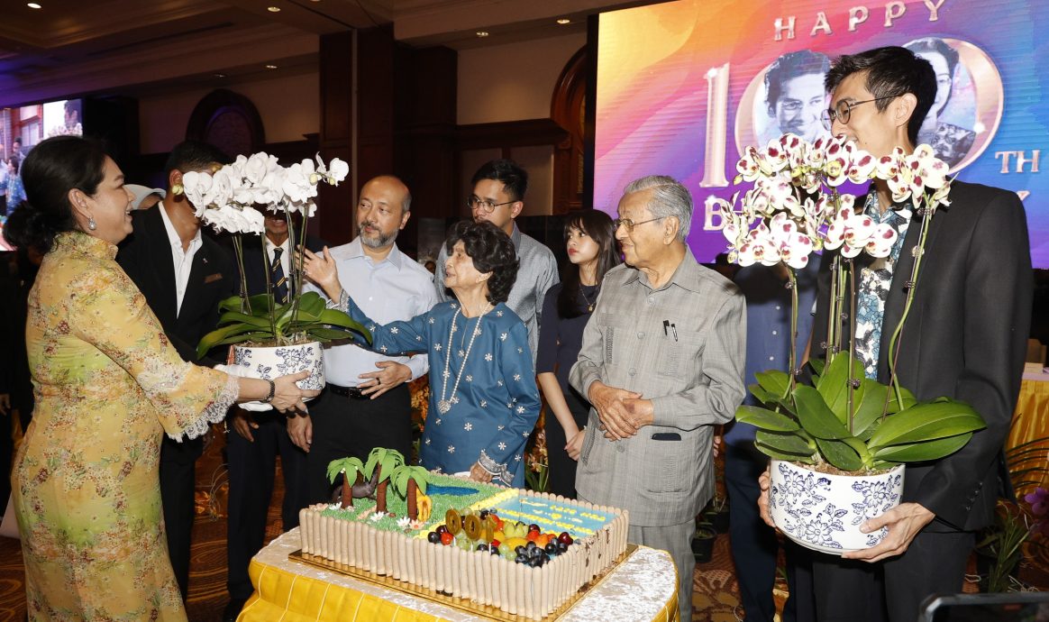 敦马哈廸:出席李金友特设的“100对100”生辰庆典