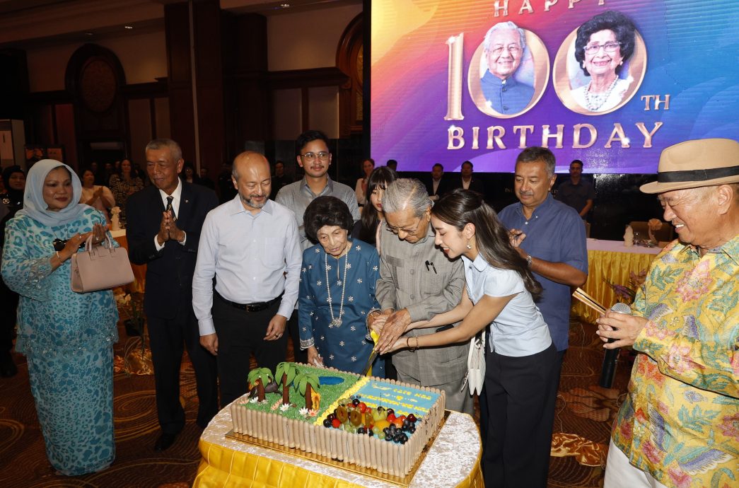 敦马哈廸:出席李金友特设的“100对100”生辰庆典