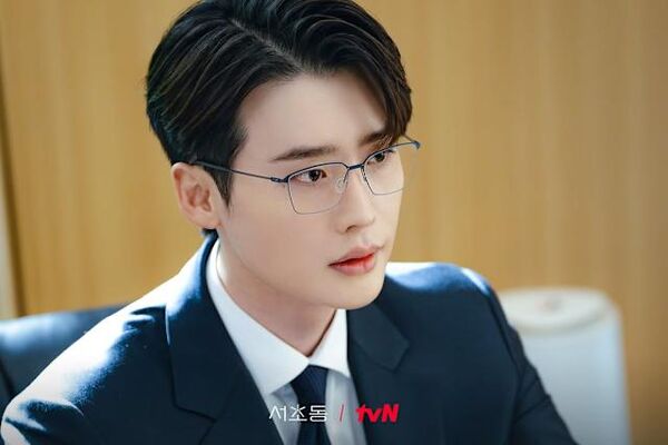 新剧首播收视佳 李钟奭一出手救活低迷tvN