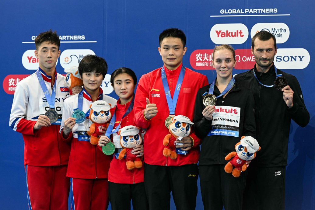 新加坡水上世锦赛|从首轮垫底至0.06分险胜  朱勇鑫（谢佩铃）称霸混合双人跳台