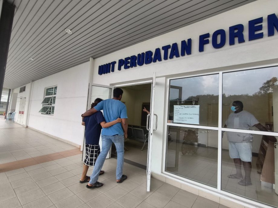 新山男童被埋尸森州案:遗体今午解剖,亲属悲痛认尸