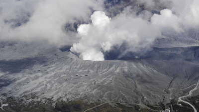 新燃岳火山持续喷发 学者警告：海底火山恐爆发引发灾难