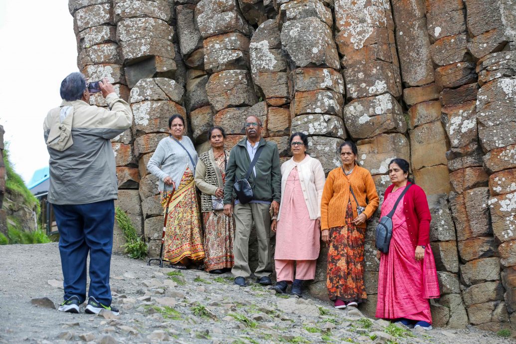 旅客塞硬币求渴爱情或好运 北爱尔兰著名景点遭破坏