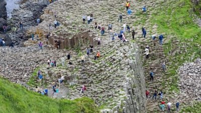 旅客塞硬币求好运 北爱尔兰著名景点遭破坏