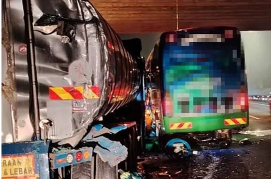 旅巴与吊车油槽车相撞 酿2死16伤惨剧