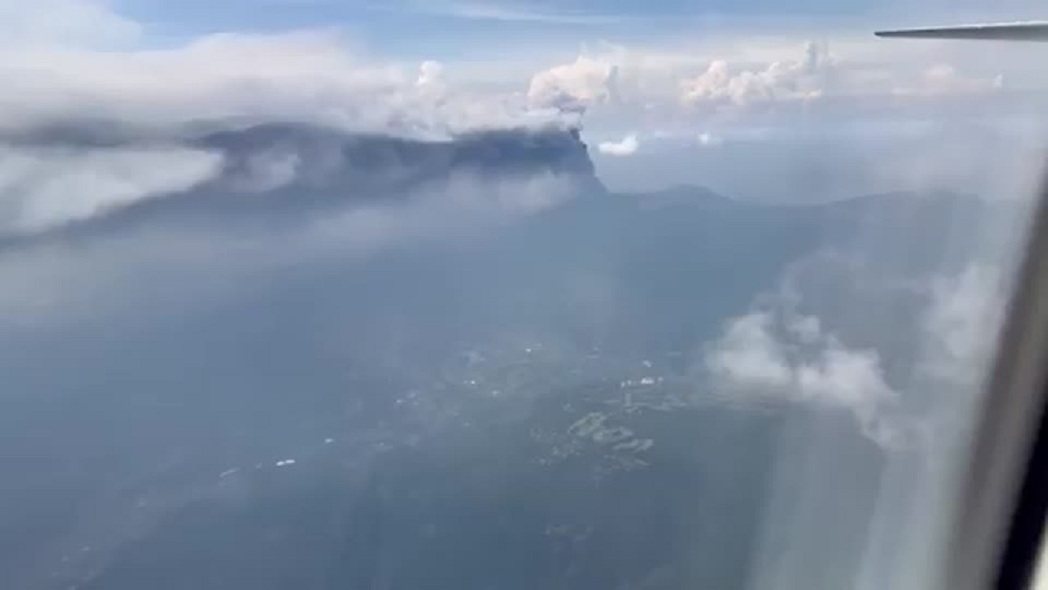 日本九州火山浓烟冲5000公尺 航班大乱、观光业忧风评受损