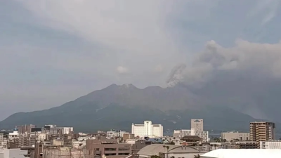 日本樱岛火山爆发喷3000公尺高 观测到“山体膨胀”