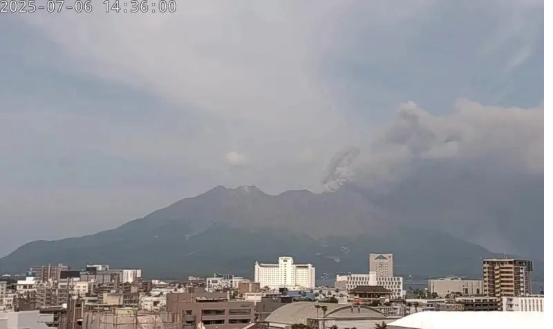 日本樱岛火山爆发喷3000公尺高 观测到“山体膨胀”