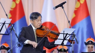 日皇德仁化身乐手  与蒙古乐团同台演出