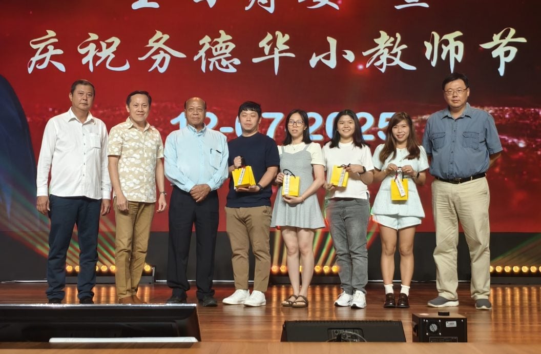 早报后面头//大都会/巴生务德华小庆教师节,并为大家长黄玉枝庆寿