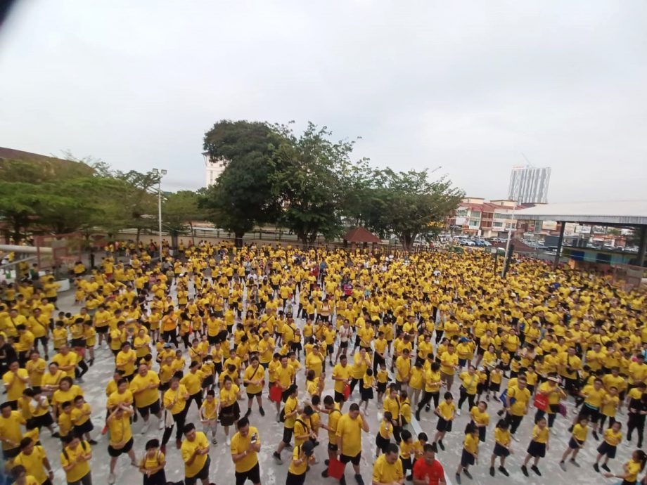 早报头//大都会/（主文）加影育华学校校友会于50周年会庆，近万人次捧场