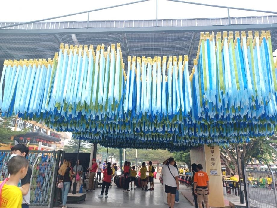 早报头//大都会/（主文）加影育华学校校友会于50周年会庆，近万人次捧场