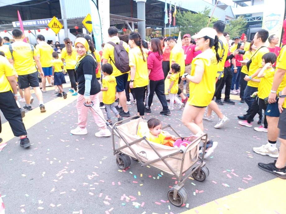 早报头//大都会/（主文）加影育华学校校友会于50周年会庆，近万人次捧场