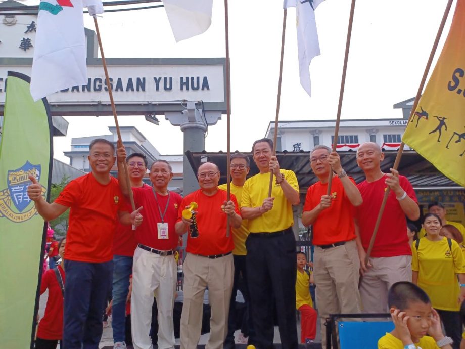早报头//大都会/（主文）加影育华学校校友会于50周年会庆，近万人次捧场