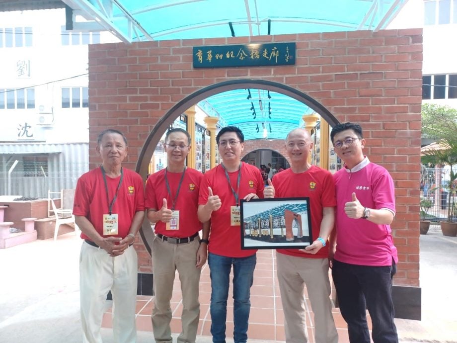 早报头//大都会/（主文）加影育华学校校友会于50周年会庆，近万人次捧场