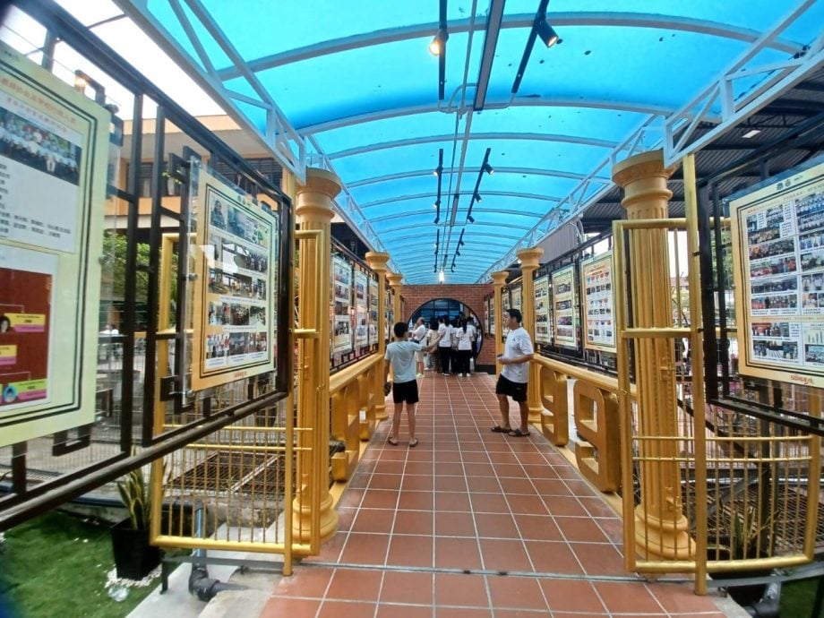 早报头//大都会/（主文）加影育华学校校友会于50周年会庆，近万人次捧场