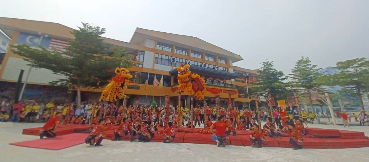 早报头//大都会/（主文）加影育华学校校友会于50周年会庆，近万人次捧场