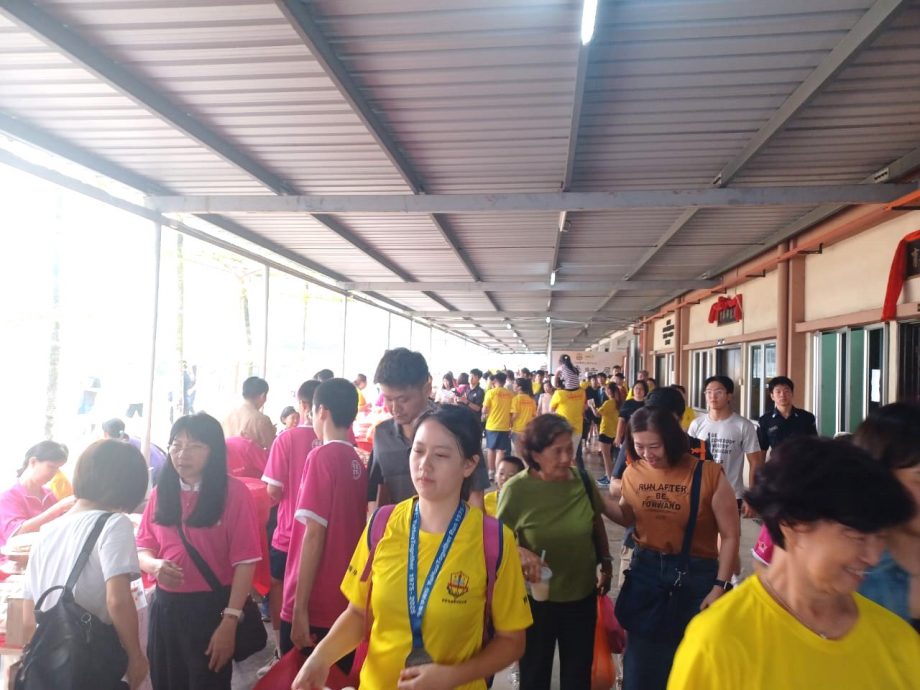 早报头//大都会/（主文）加影育华学校校友会于50周年会庆，近万人次捧场