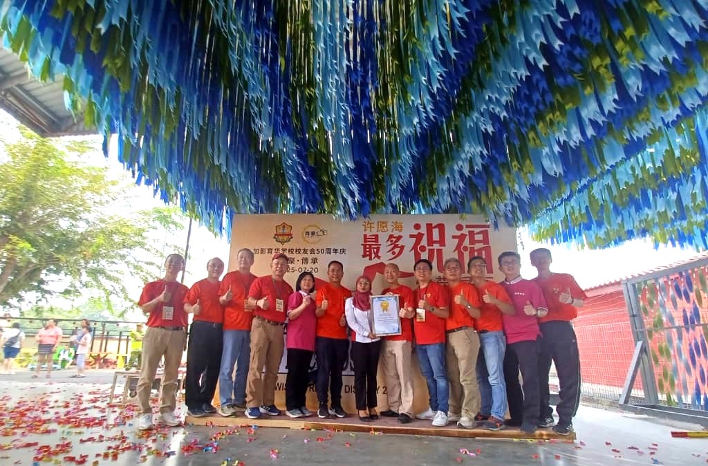 早报头//大都会/（主文）加影育华学校校友会于50周年会庆，近万人次捧场