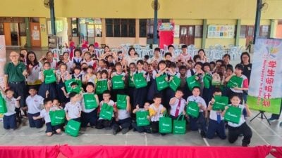 阅报计划走入2校  学生抢答赢奖品