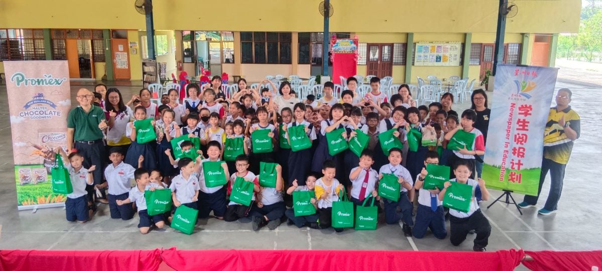 星洲学生阅报计划走入2校 学生争先抢答表现雀跃