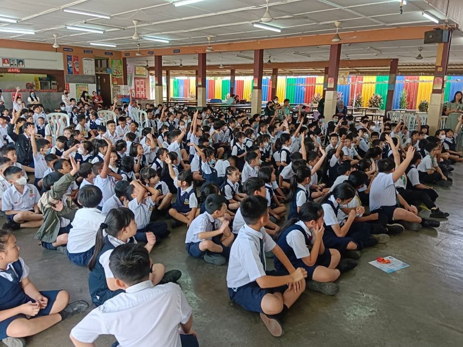 星洲学生阅报计划走入2校 学生争先抢答表现雀跃