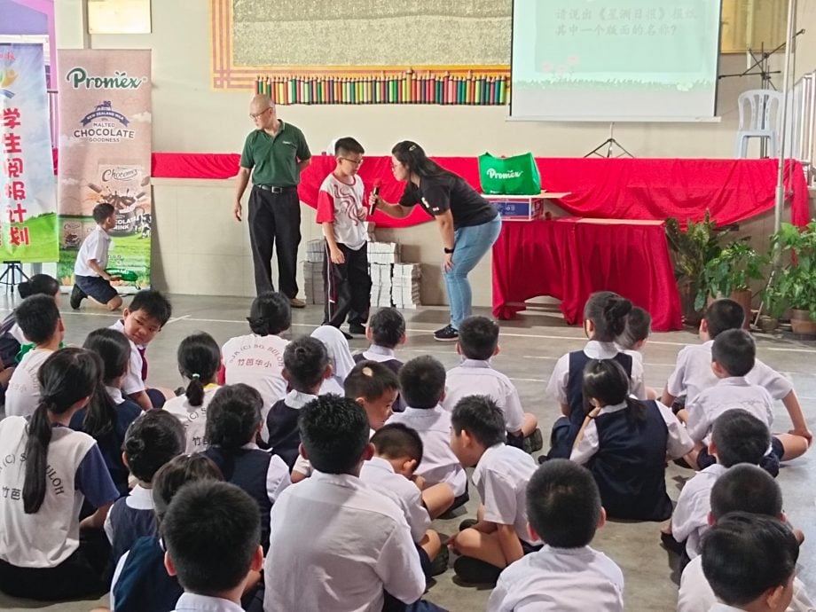 星洲学生阅报计划走入2校 学生争先抢答表现雀跃