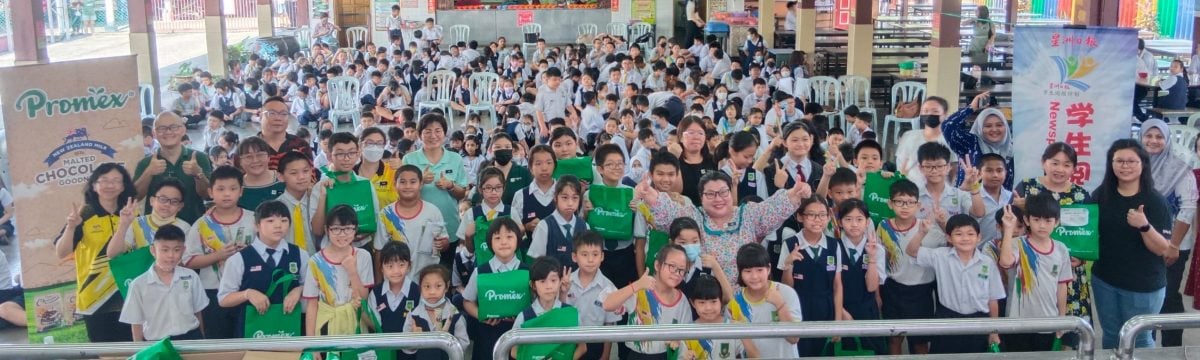 星洲学生阅报计划走入2校 学生争先抢答表现雀跃