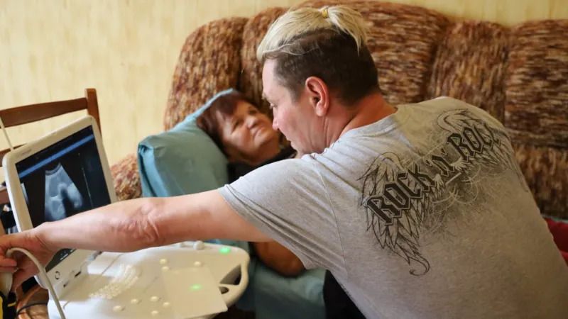 暖势力 乌克兰战地紫色救护车 穿梭前线的妇产医生