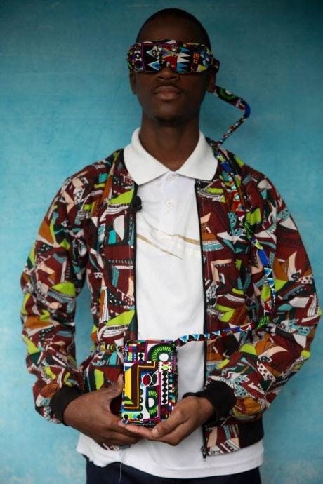 暖势力 年轻莫桑比克发明家  研发智能眼镜为盲人“指路“