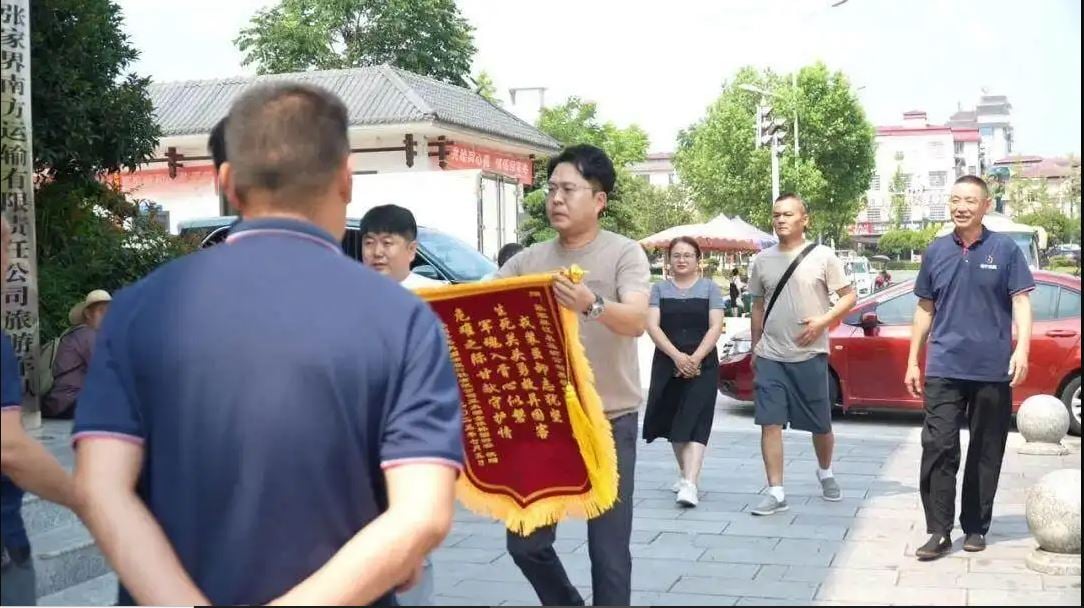 暖势力∕张家界司机生命最后一刻急煞 救整车韩国游客