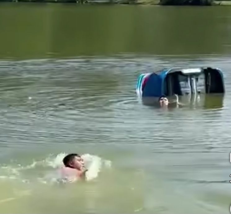 ∕砂大轿车坠湖案 救人英雄是在籍大学生