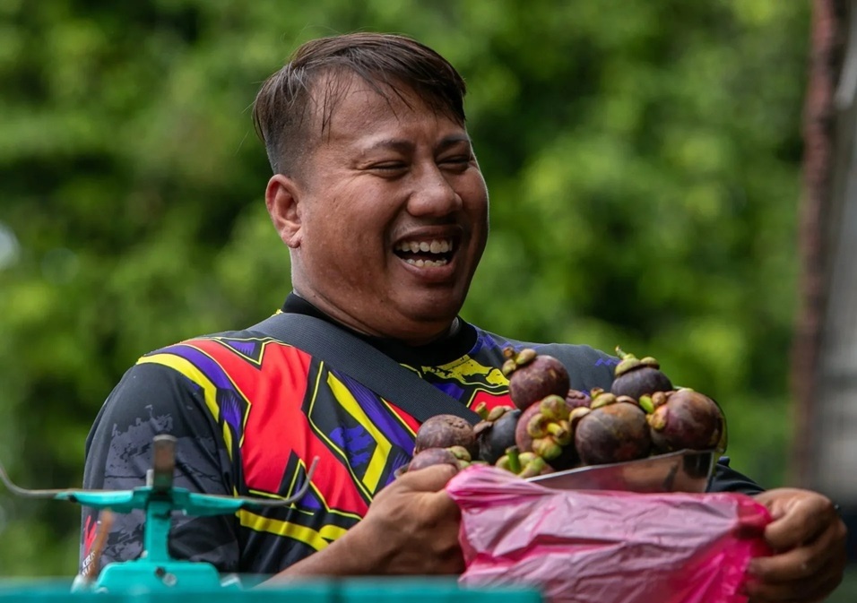 暖势力|右腿截肢不言弃 残障男靠卖水果养活家人