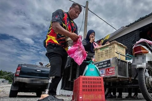 暖势力|右腿截肢不言弃 残障男靠卖水果养活家人