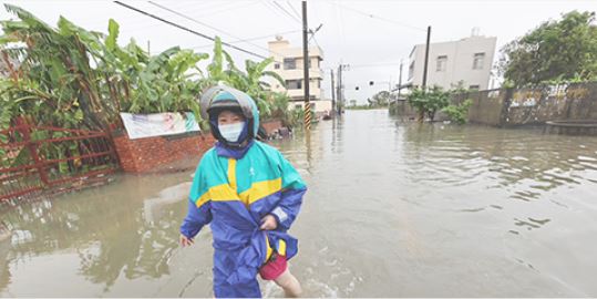 暴雨持续─台南数千人撤离 企业休业学校停课