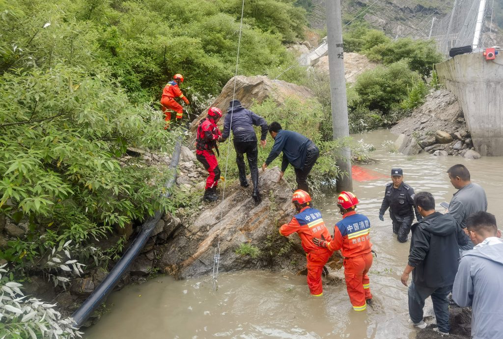 暴雨持续侵袭中国东南多地 山体滑坡致5人失联