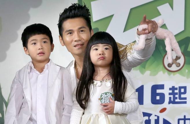 曹格16岁儿子官宣恋情 网民笑称女友是“舅妈”