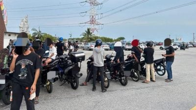 曼绒交警展开“道路流氓行动” 开134罚单 扣12摩托