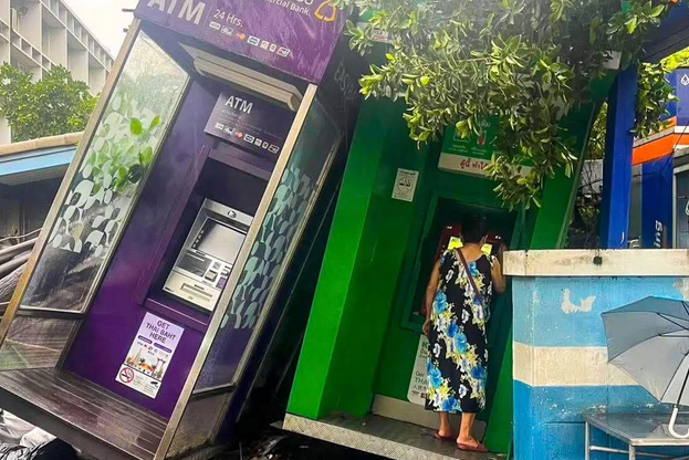 曼谷暴雨刮怪风！ATM吹成“比萨斜塔”　阿嬷见惯风浪淡定领钱