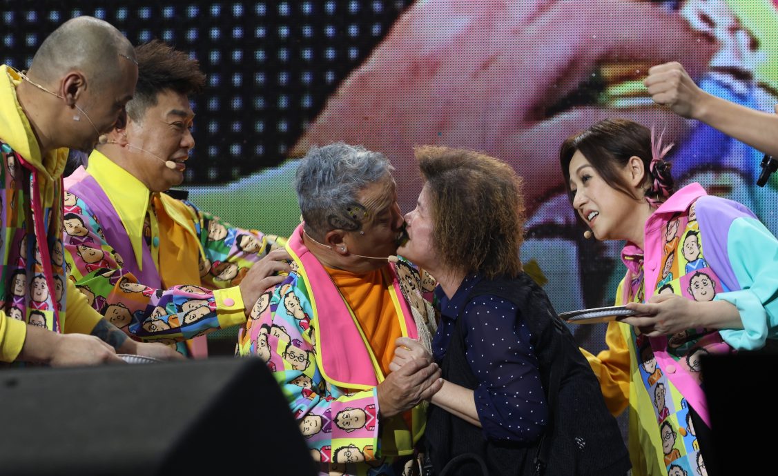 曾志伟大马亲自上阵传紫菜 王浩信露肌唱跳助兴奖门人