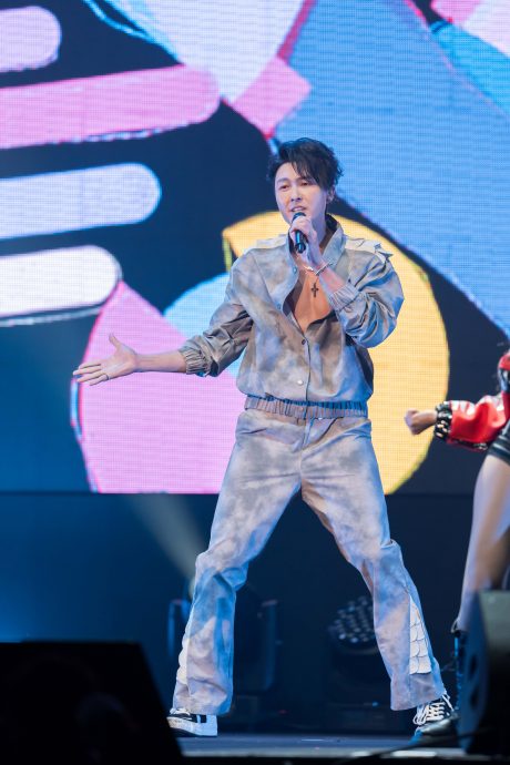 曾志伟大马亲自上阵传紫菜 王浩信露肌唱跳助兴奖门人