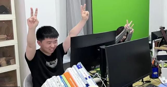 未签 拼盘 “回不去的体面”:失业浪潮下中国年轻人为何“假装上班”