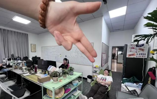 未签 拼盘 “回不去的体面”:失业浪潮下中国年轻人为何“假装上班”