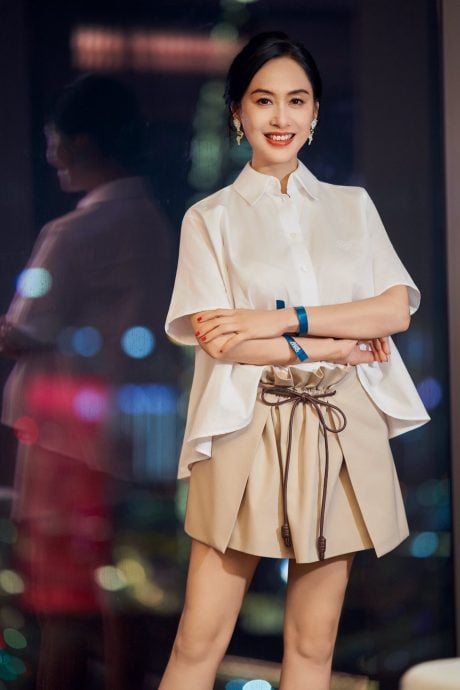 朱茵被酸胸型下垂 晒真实身材回击