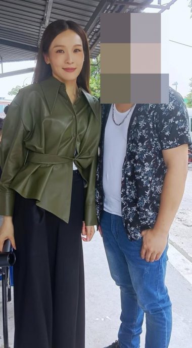 李佳芯穿皮衣拍戏狂滴汗 黎诺懿大马上演枪战戏