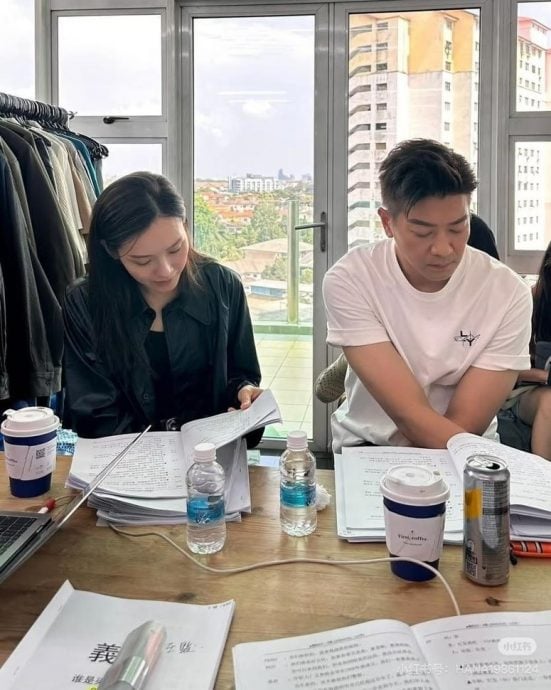 李佳芯穿皮衣拍戏狂滴汗 黎诺懿大马上演枪战戏