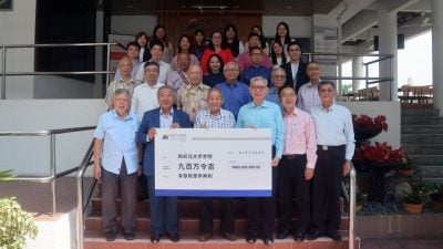 李典和再捐南大楼900万 个人累计捐款达2300万