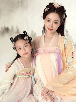 李小璐出轨遭网暴多年 甜馨首护母开呛酸民