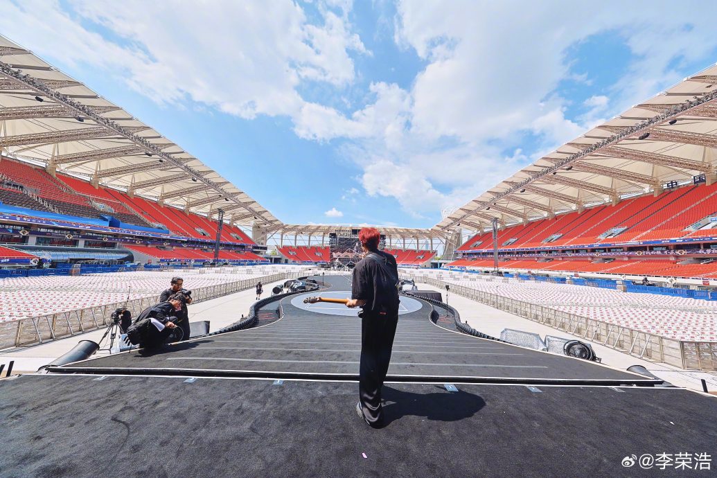 李荣浩武汉开唱　36度高温坚拒脱衣