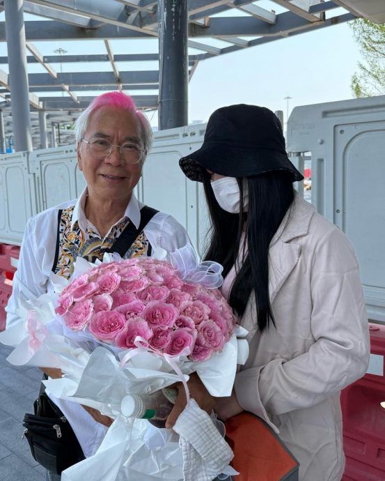 李龙基捧花接未婚妻出狱 激动高呼“老婆”